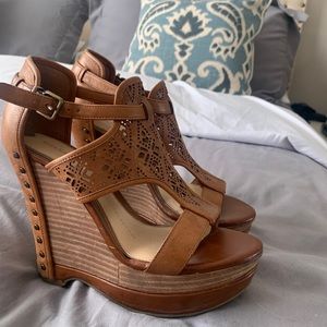 Tan Gianni bini wedges. Size 7. Great condition